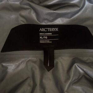 Arc'teryx XL Jacket in Gray and Black